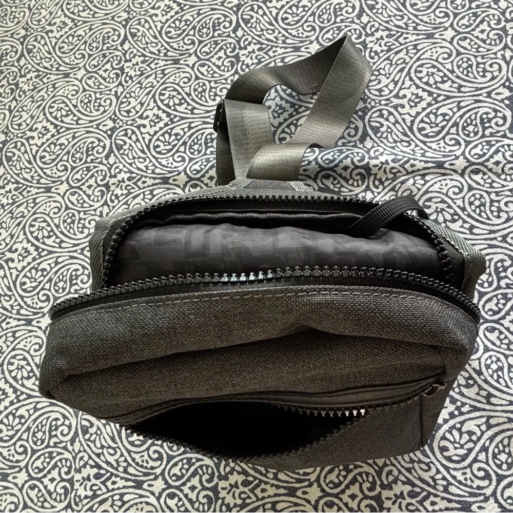 TRUE RELIGION Dark Gray Crossbody Bag Zippered Pockets & card slots Size 10 x 8”